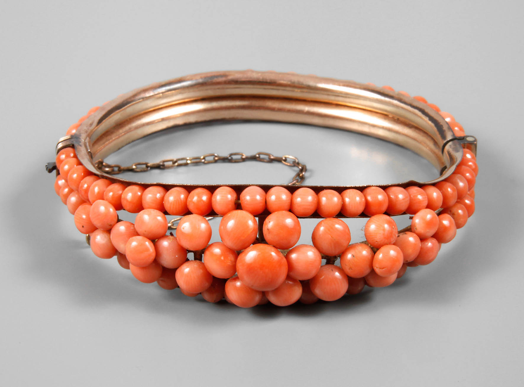 Armreif mit Korallenbesatz