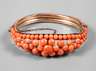 Armreif mit Korallenbesatz