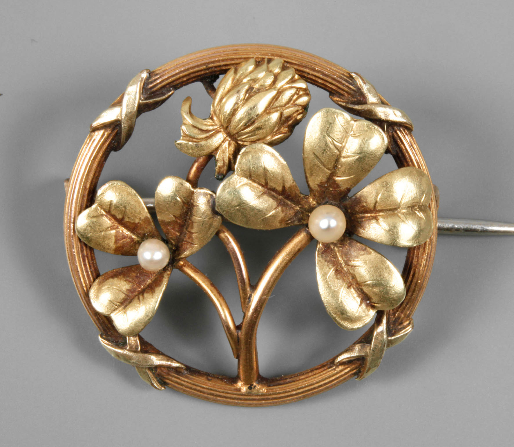 Brosche mit Perlenbesatz