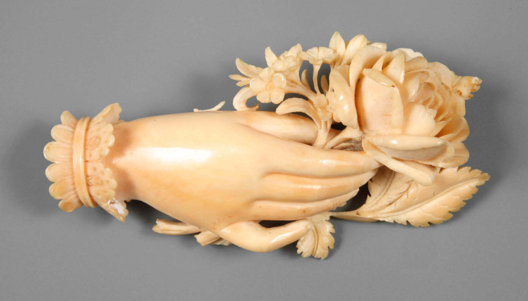 Feine Elfenbeinbrosche