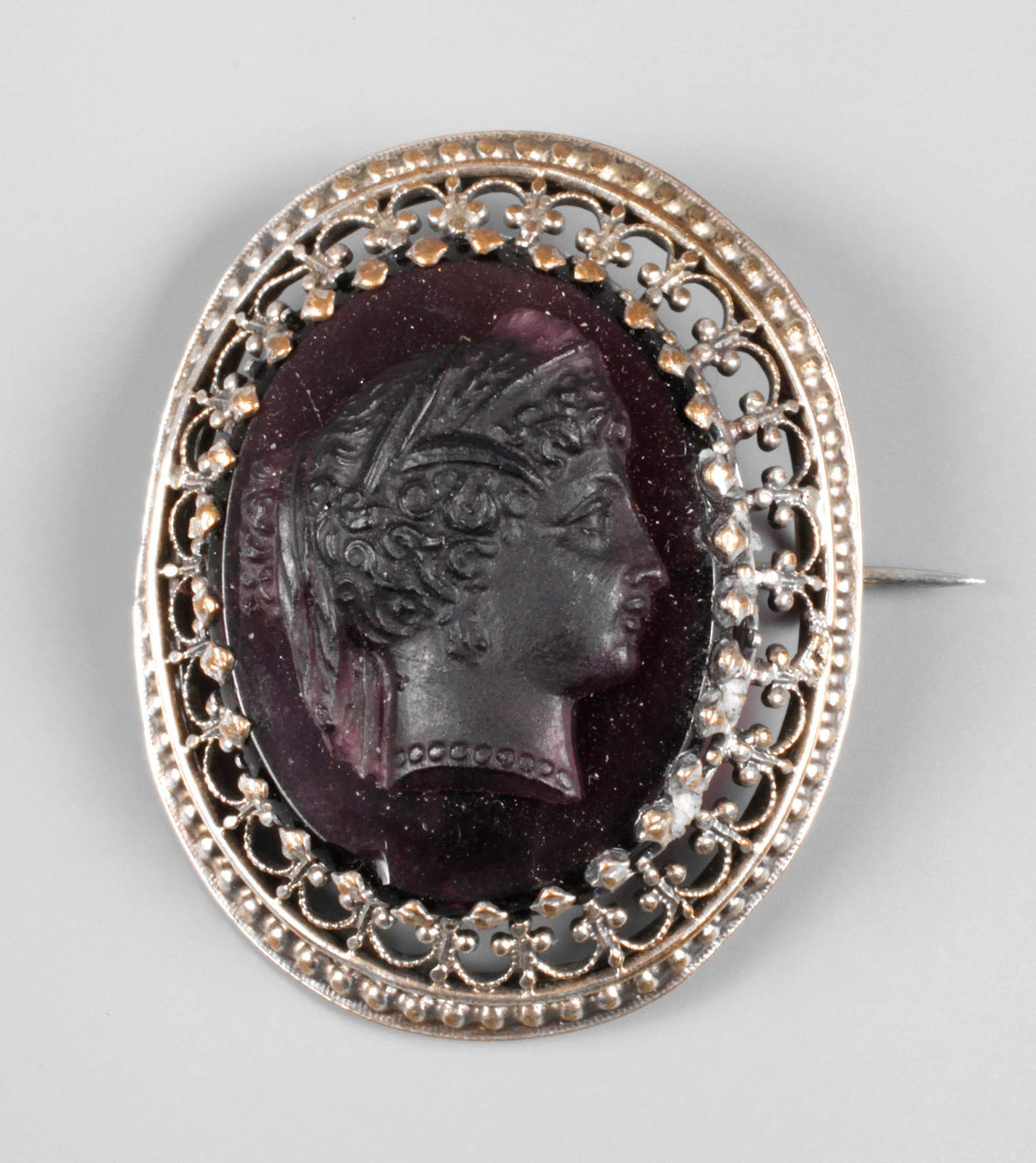 Brosche mit Glaskamee