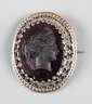 Brosche mit Glaskamee