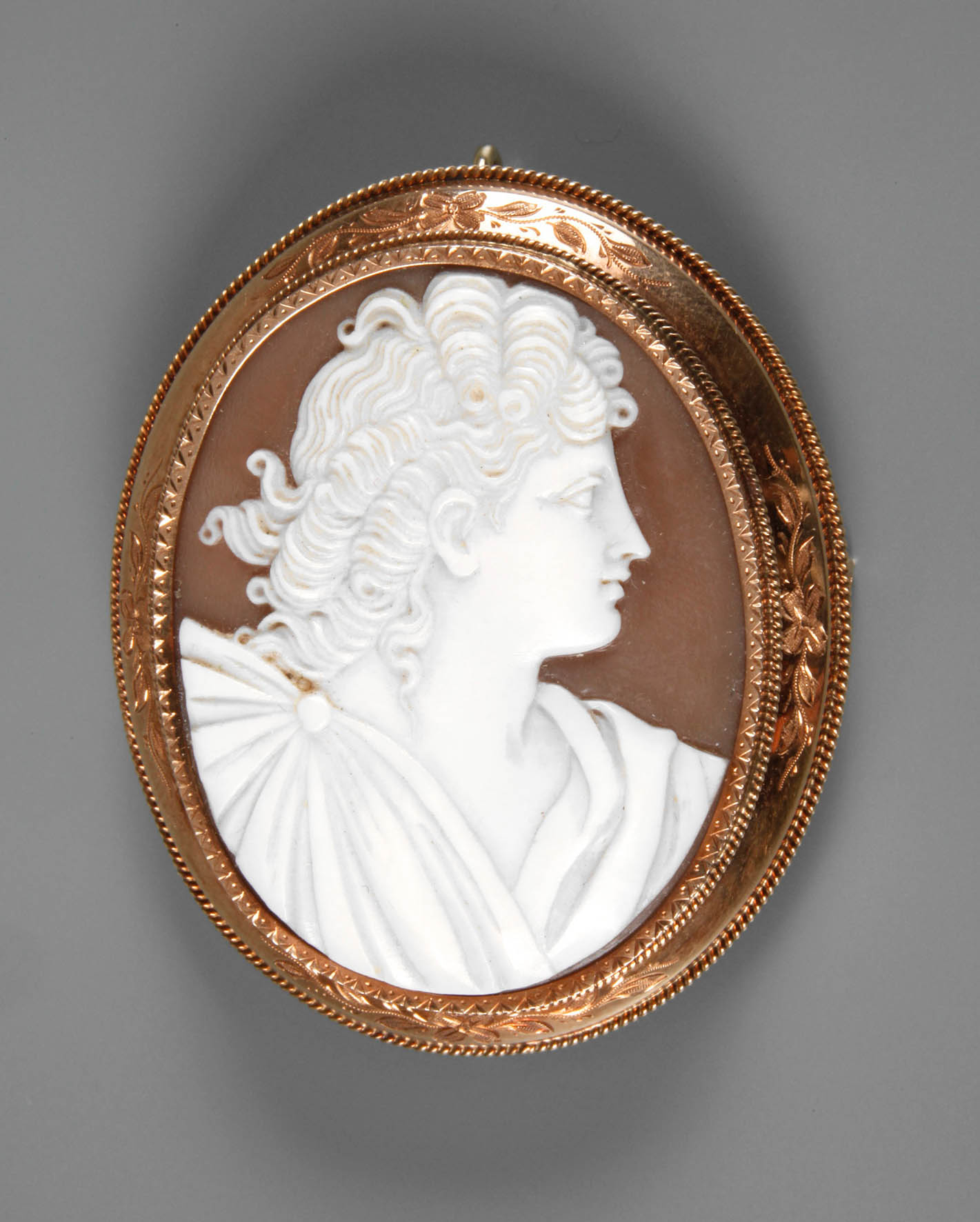 Feine Brosche mit Kamee