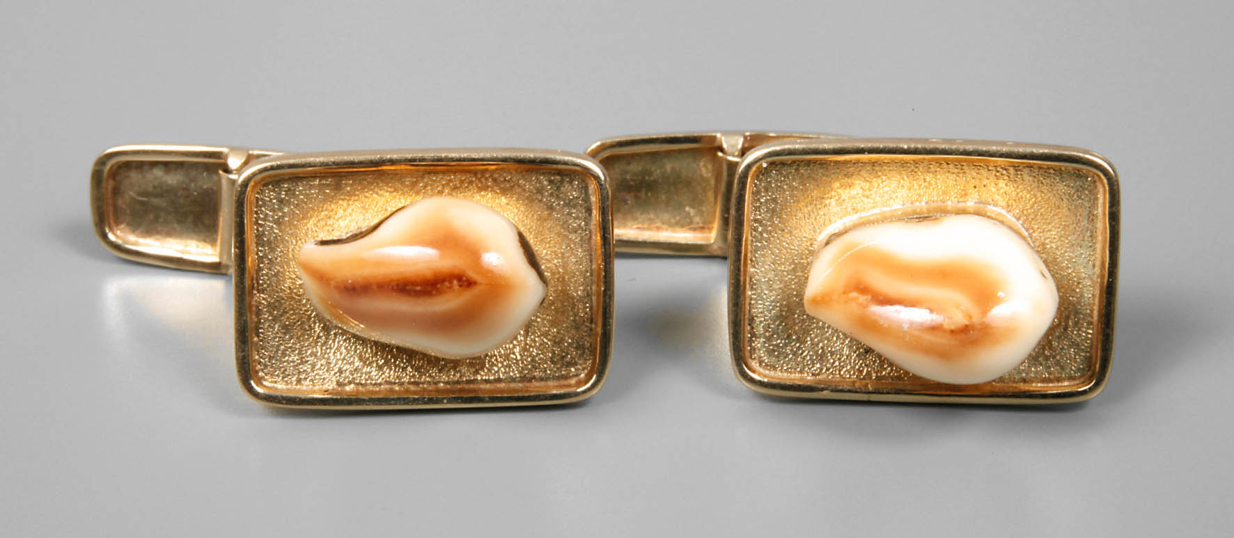 Paar Manschettenknöpfe mit Grandelbesatz