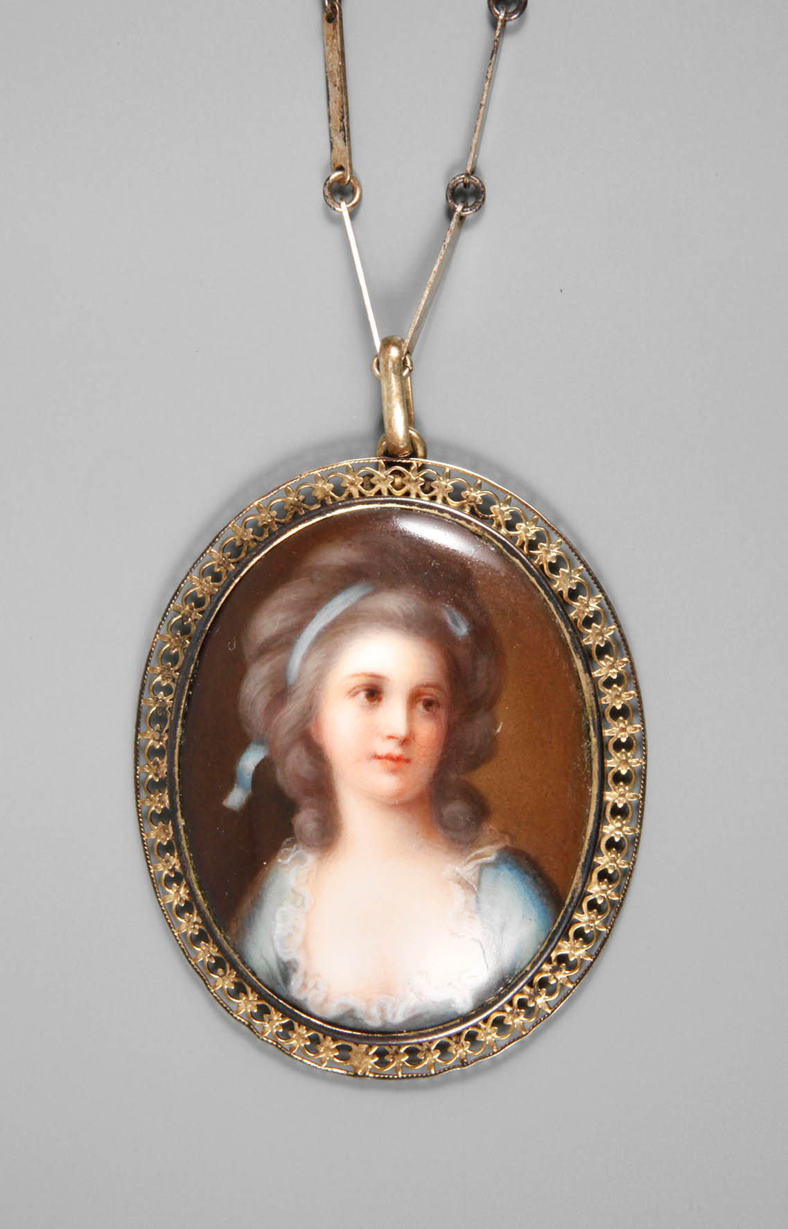 Anhänger mit Miniatur an Kette