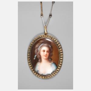 Anhänger mit Miniatur an Kette