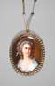 Anhänger mit Miniatur an Kette