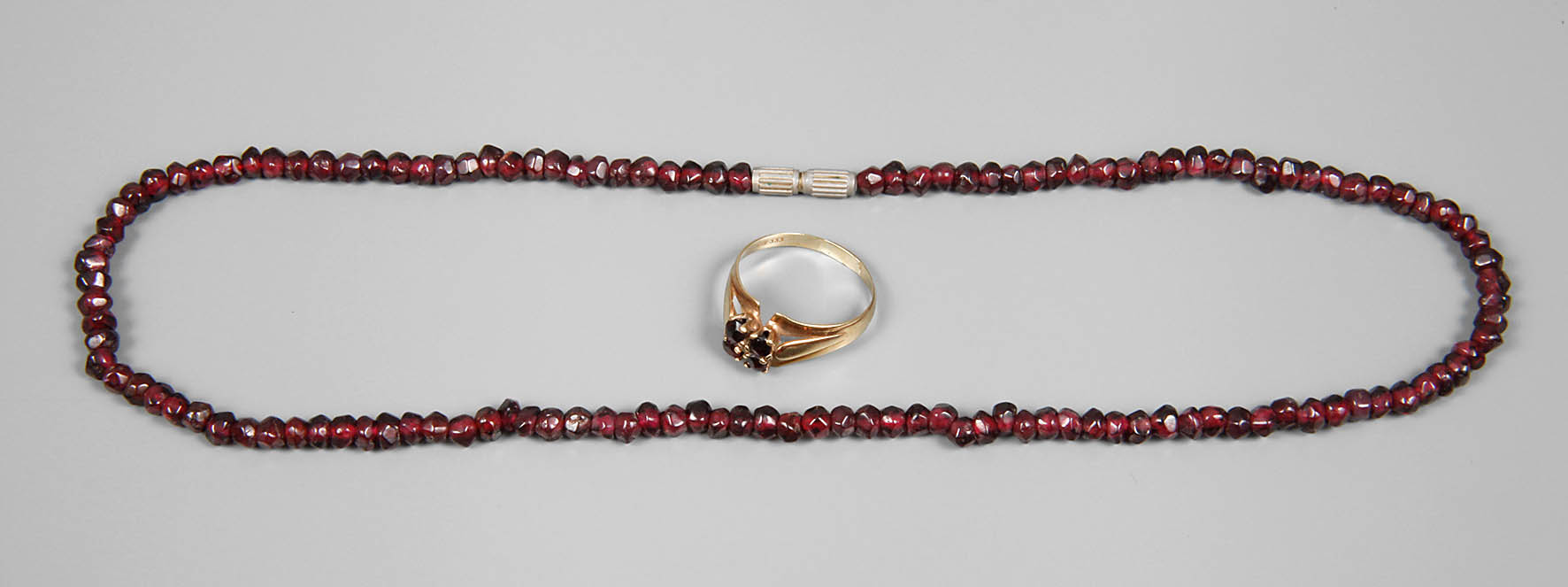 Zwei Teile Granatschmuck