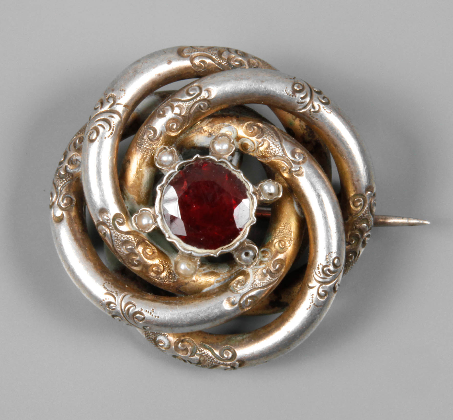 Historismusbrosche mit Granat