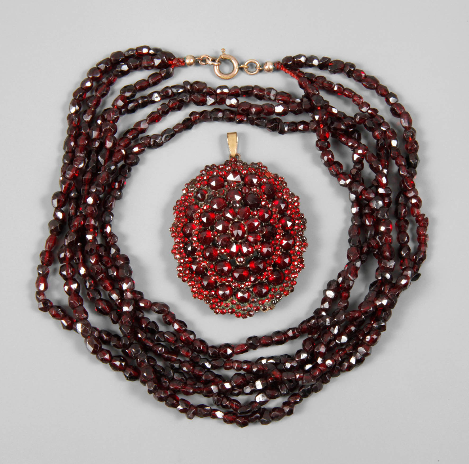 Zwei Teile Granatschmuck
