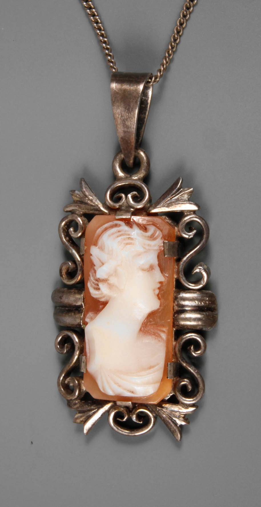 Anhänger mit Muschelkamee