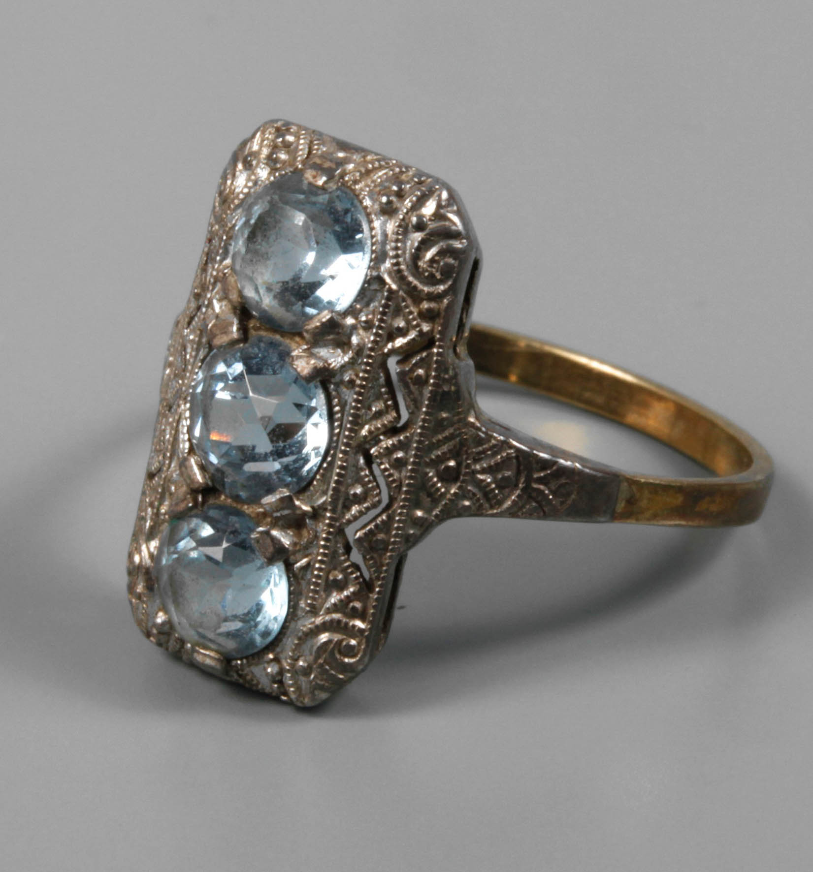 Damenring mit synthetischen Spinellen