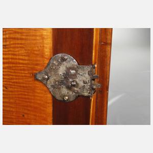 Intarsierter Kabinettschrank