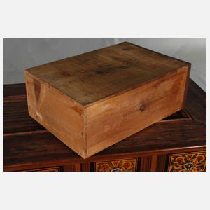 Intarsierter Kabinettschrank