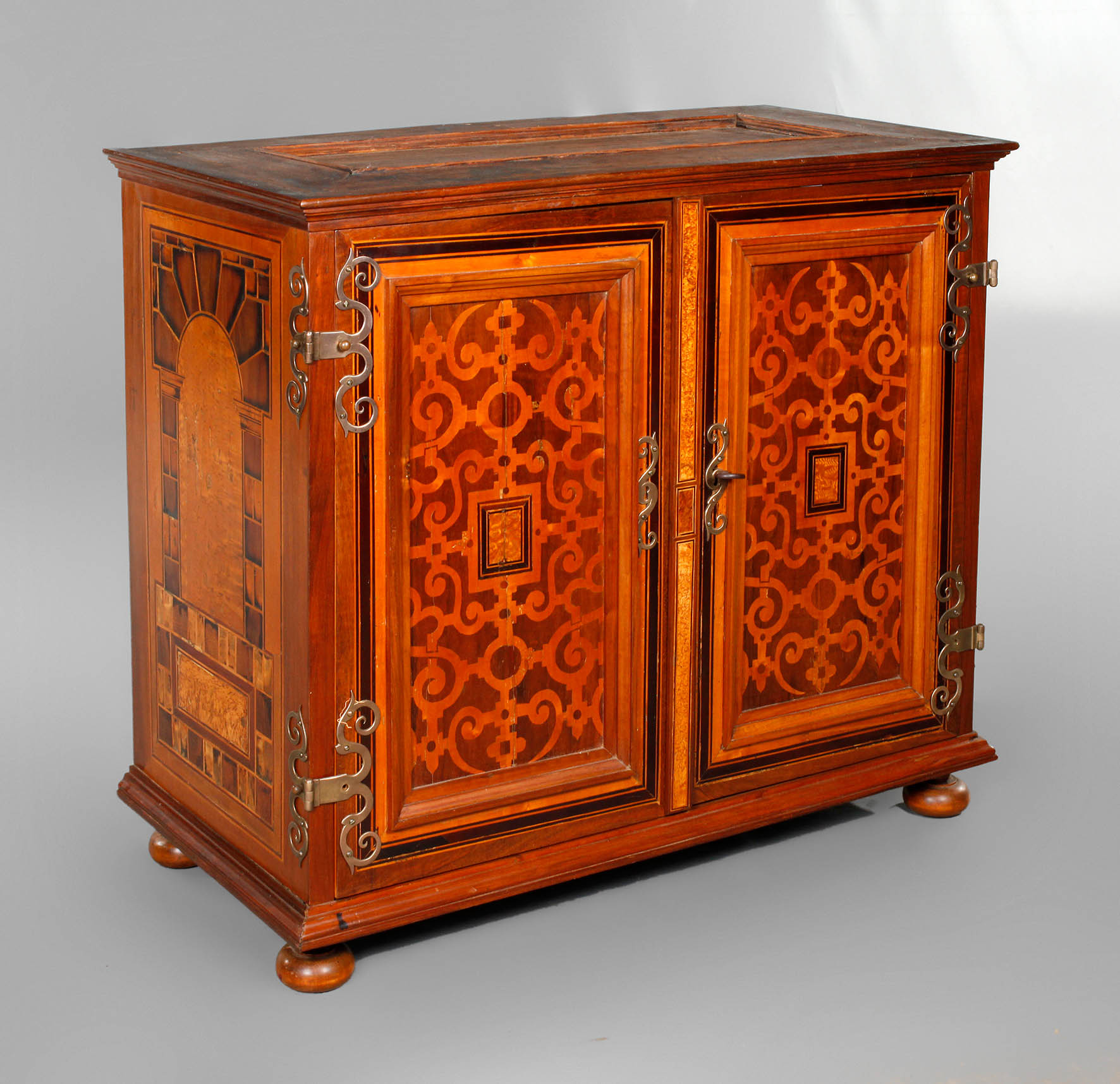 Intarsierter Kabinettschrank