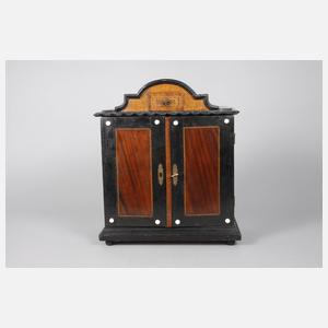 Kleiner Kabinettschrank