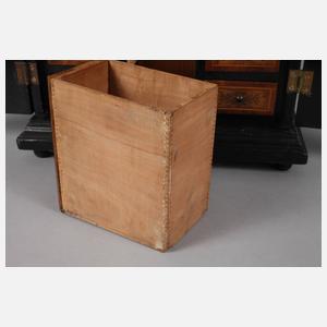 Kleiner Kabinettschrank