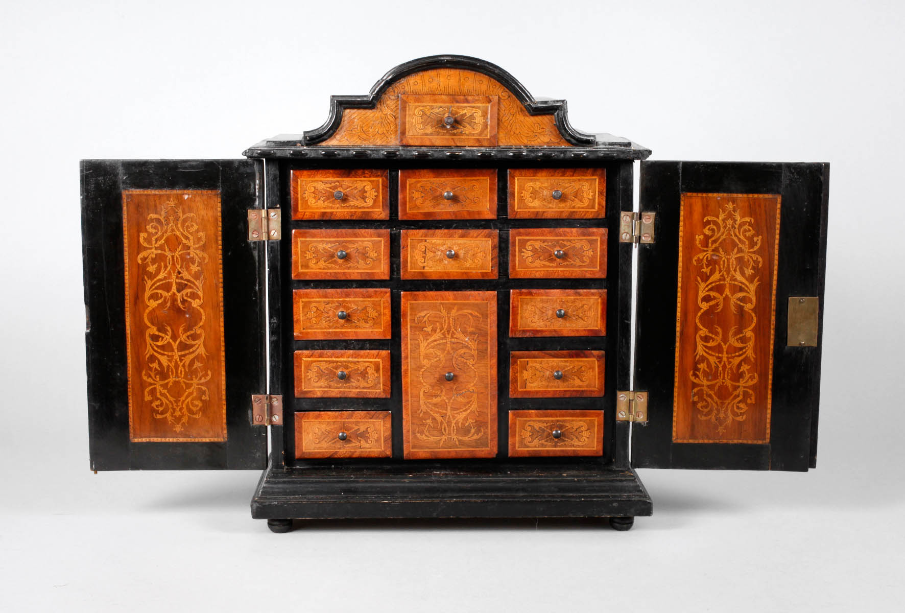 Kleiner Kabinettschrank