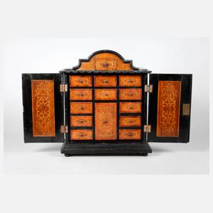 Kleiner Kabinettschrank