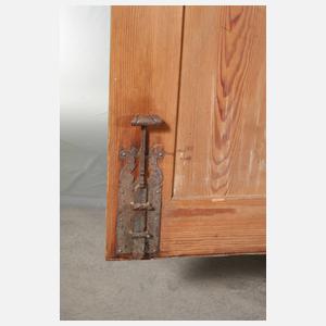 Klassizistischer Dielenschrank