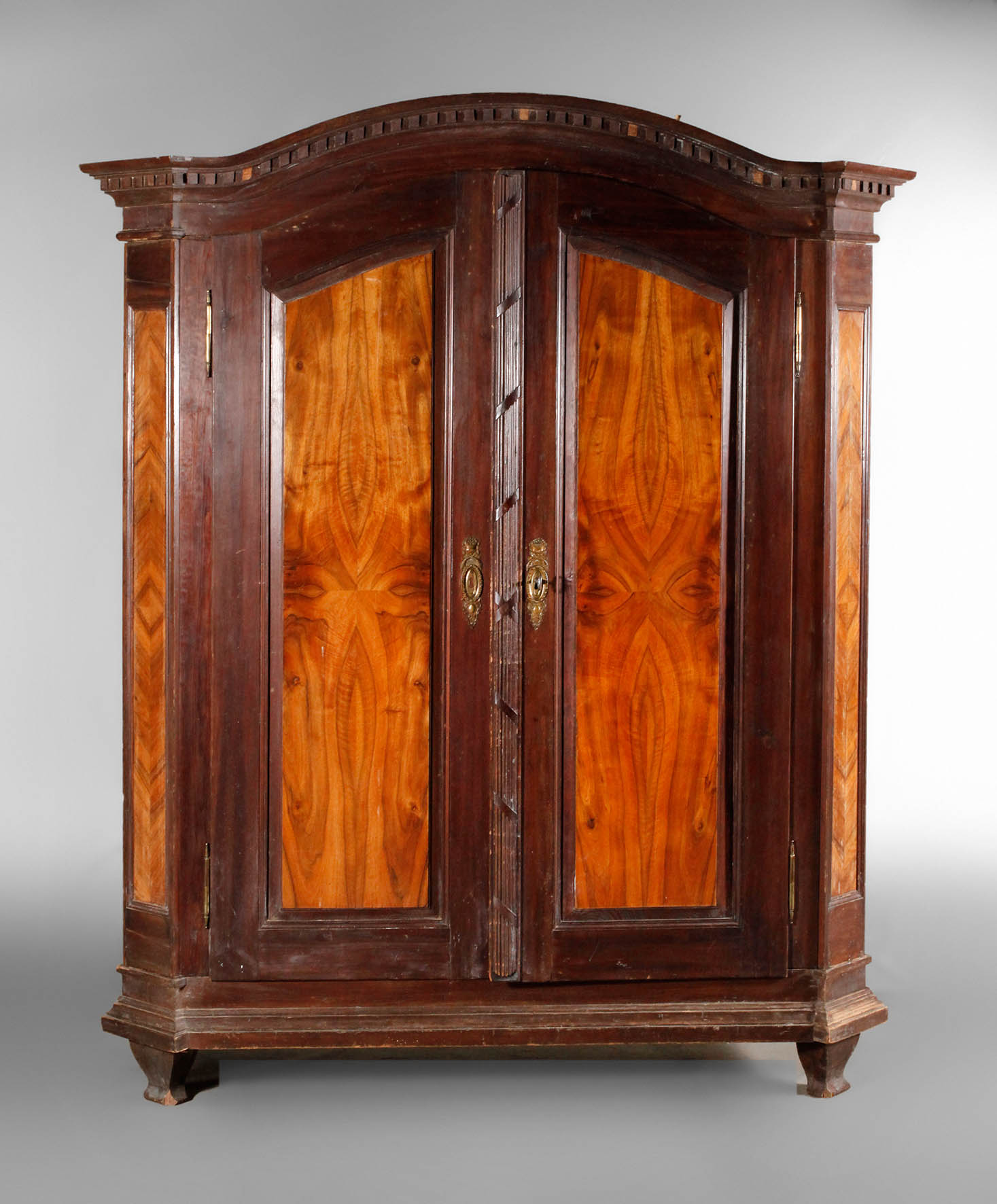 Klassizistischer Dielenschrank