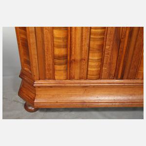Barocker Wellenschrank
