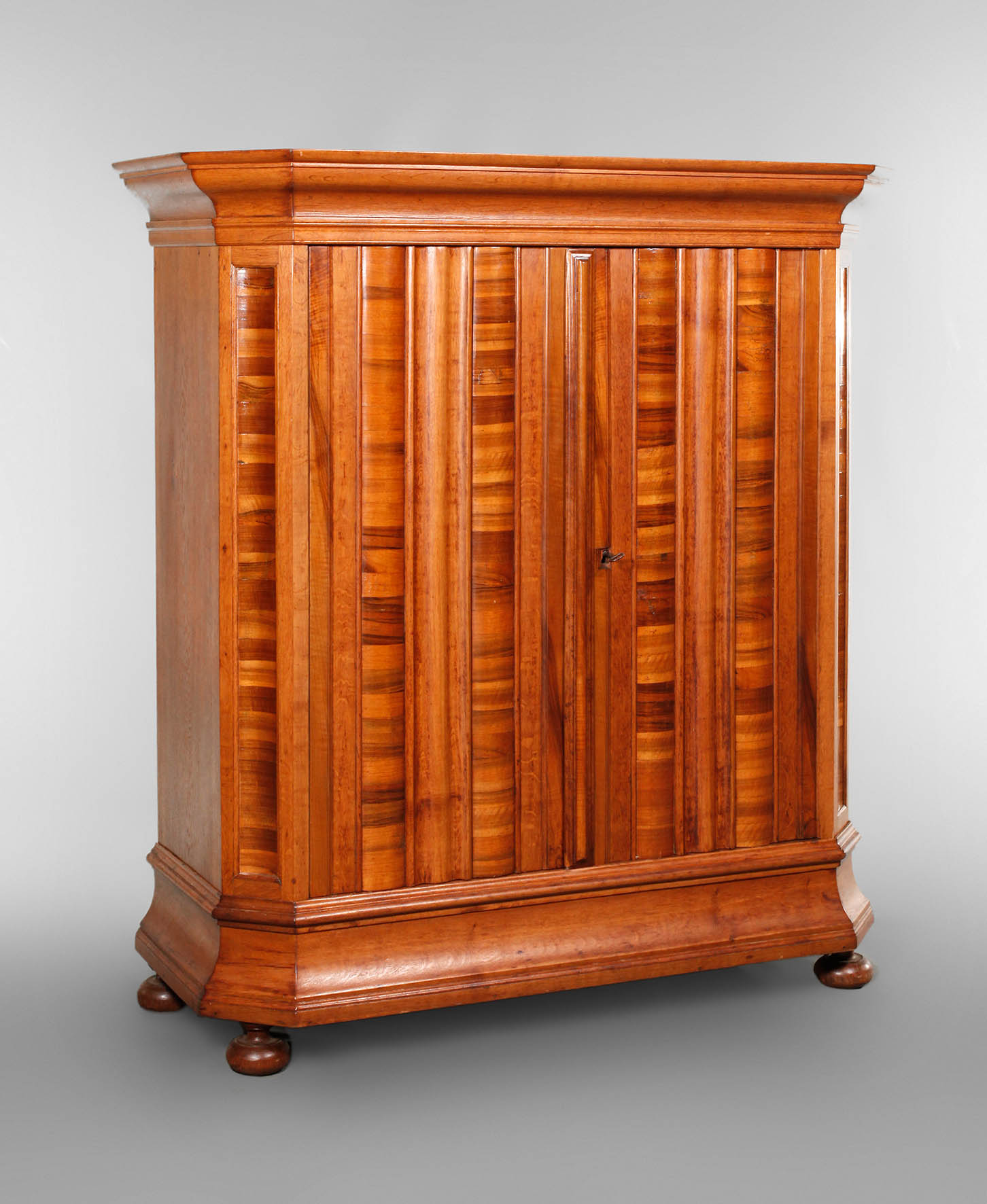 Barocker Wellenschrank