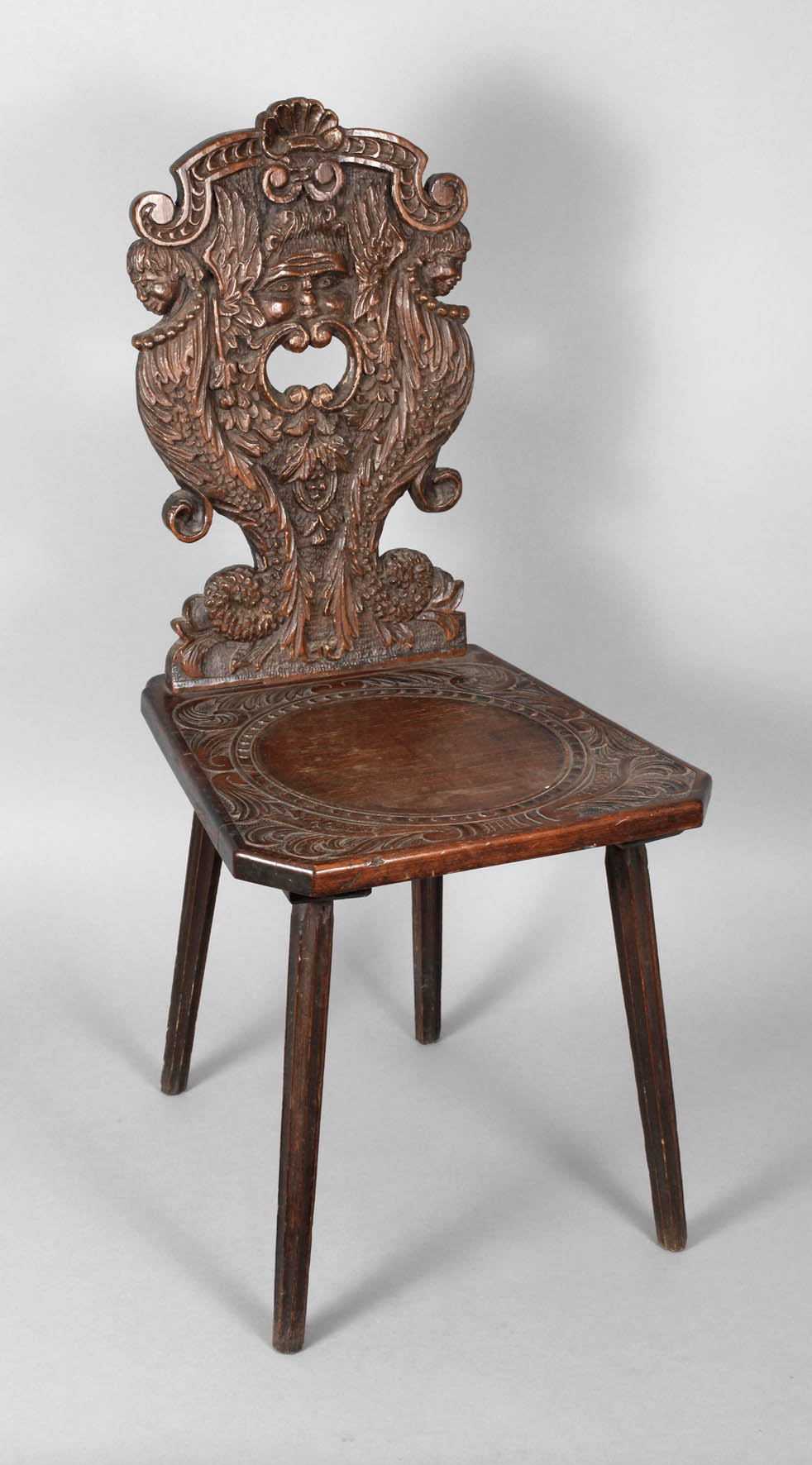 Geschnitzter Brettstuhl