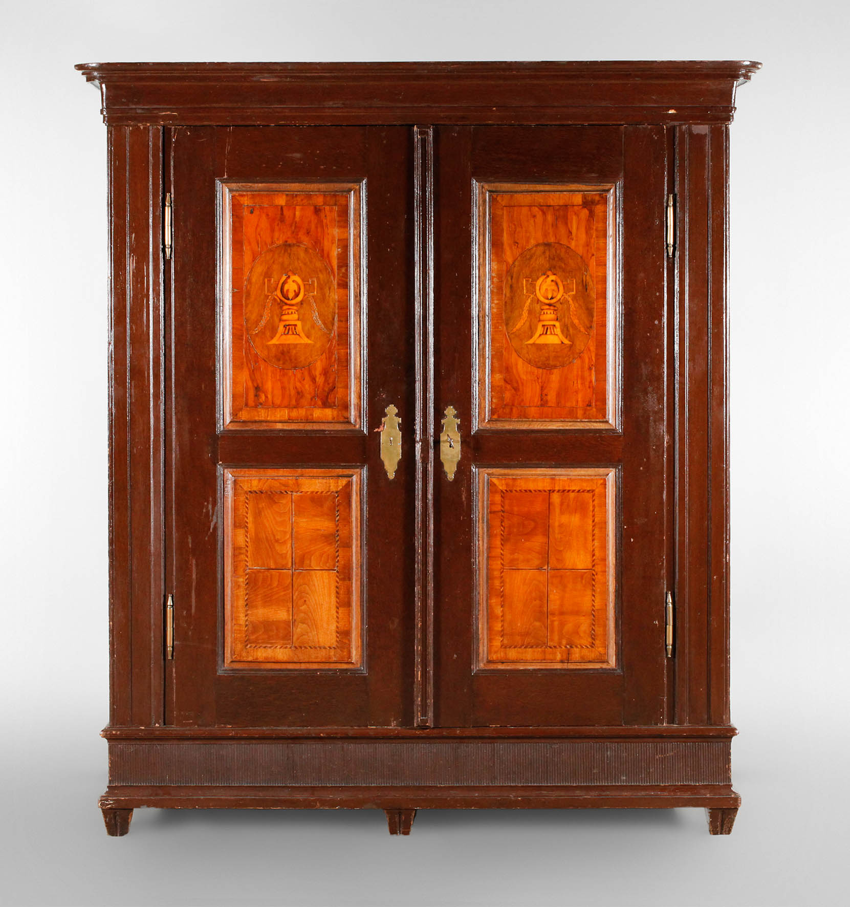 Klassizistischer Hallenschrank