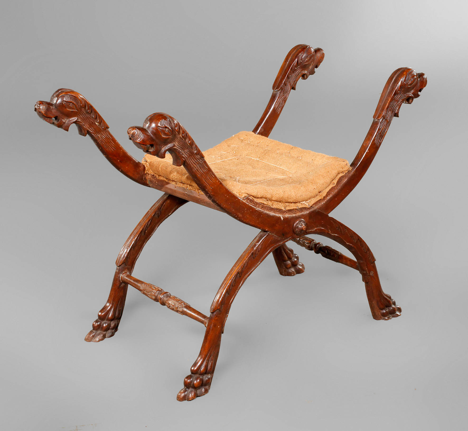 Scherenhocker mit Tatzenfüßen