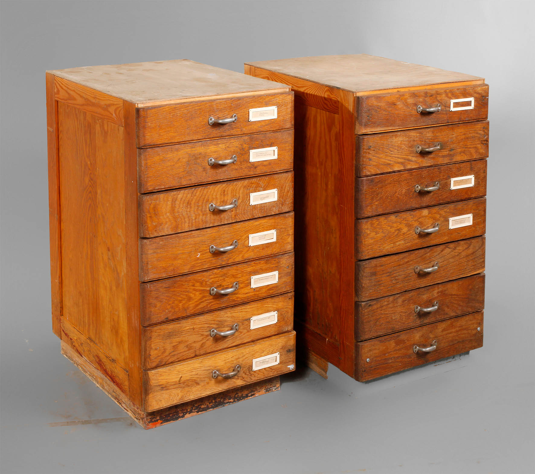 Zwei Schreibtischcontainer