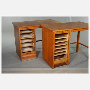 Zwei Schreibmaschinentische