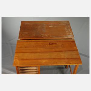 Zwei Schreibmaschinentische