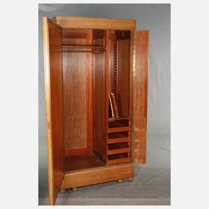 Ungewöhnlicher Kleiderschrank