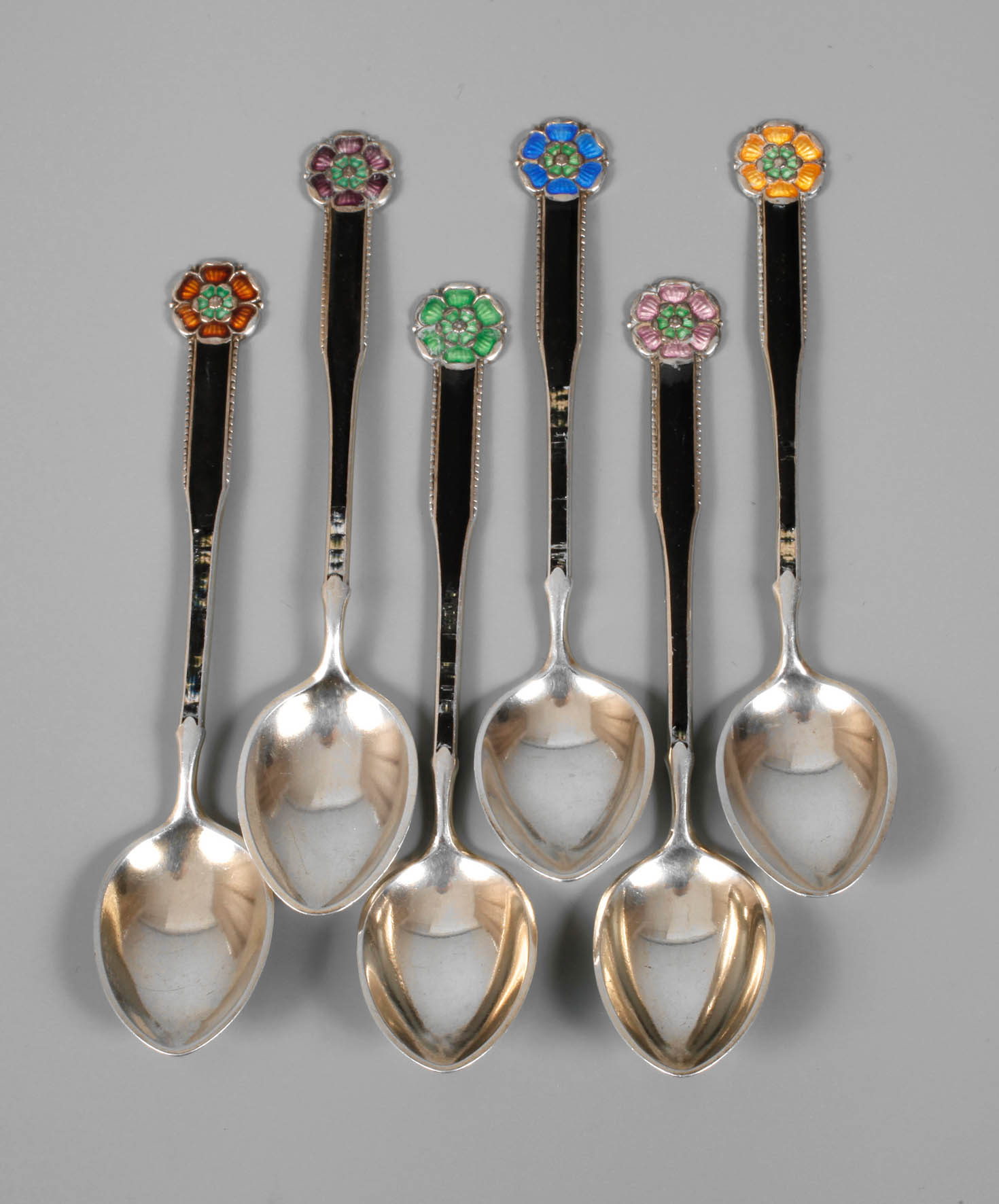 Sechs Mokkalöffel mit emaillierten Griffen