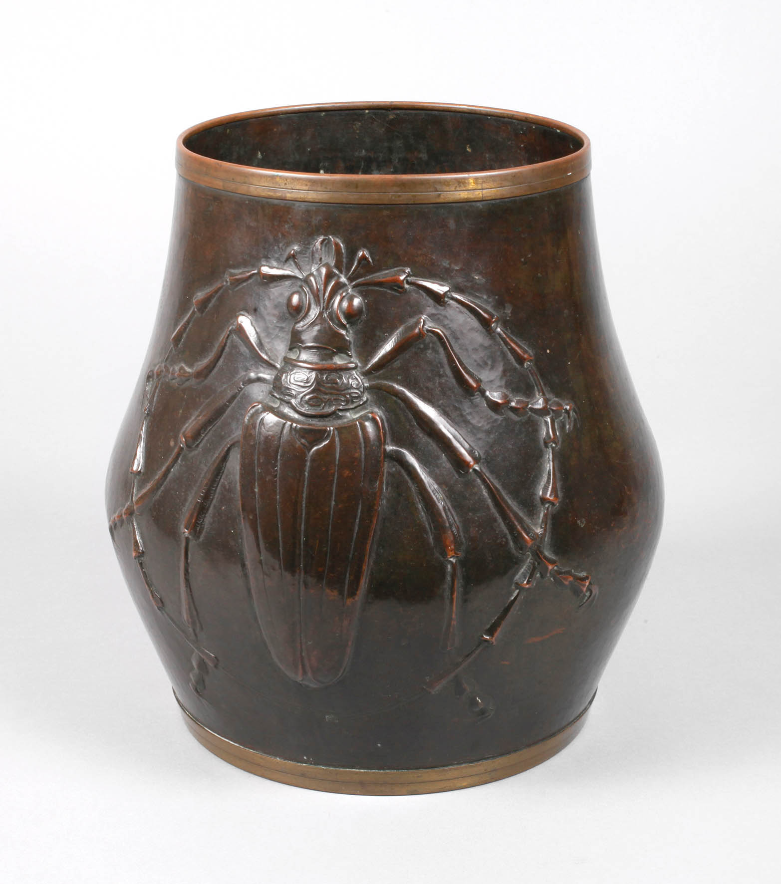 Winhart & Co. Vase mit Käfer
