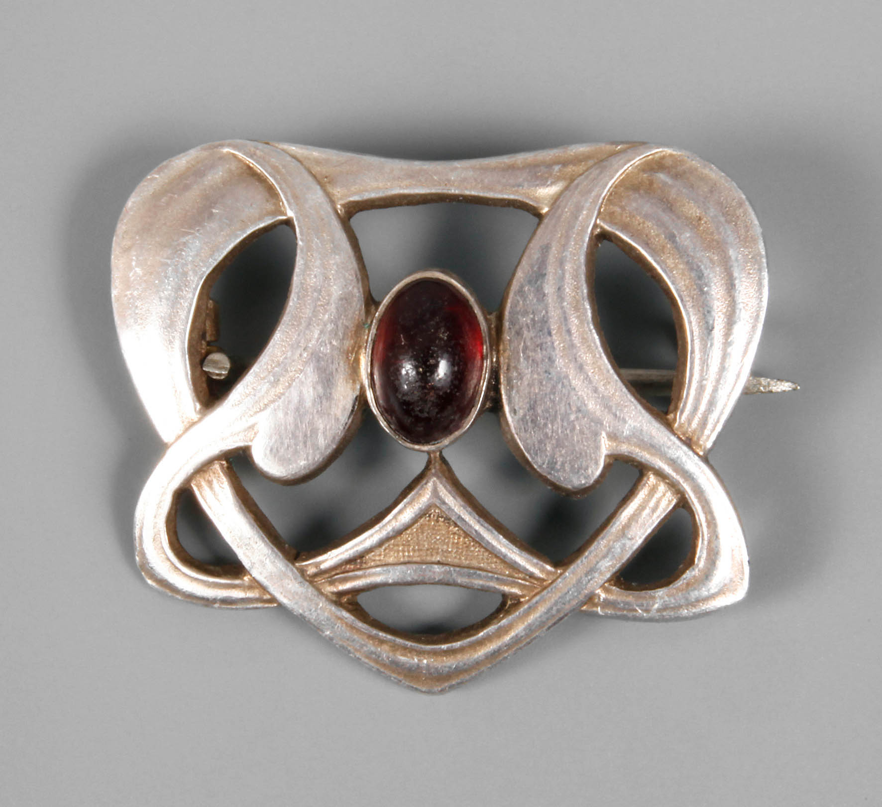 Brosche mit Granatcabochon