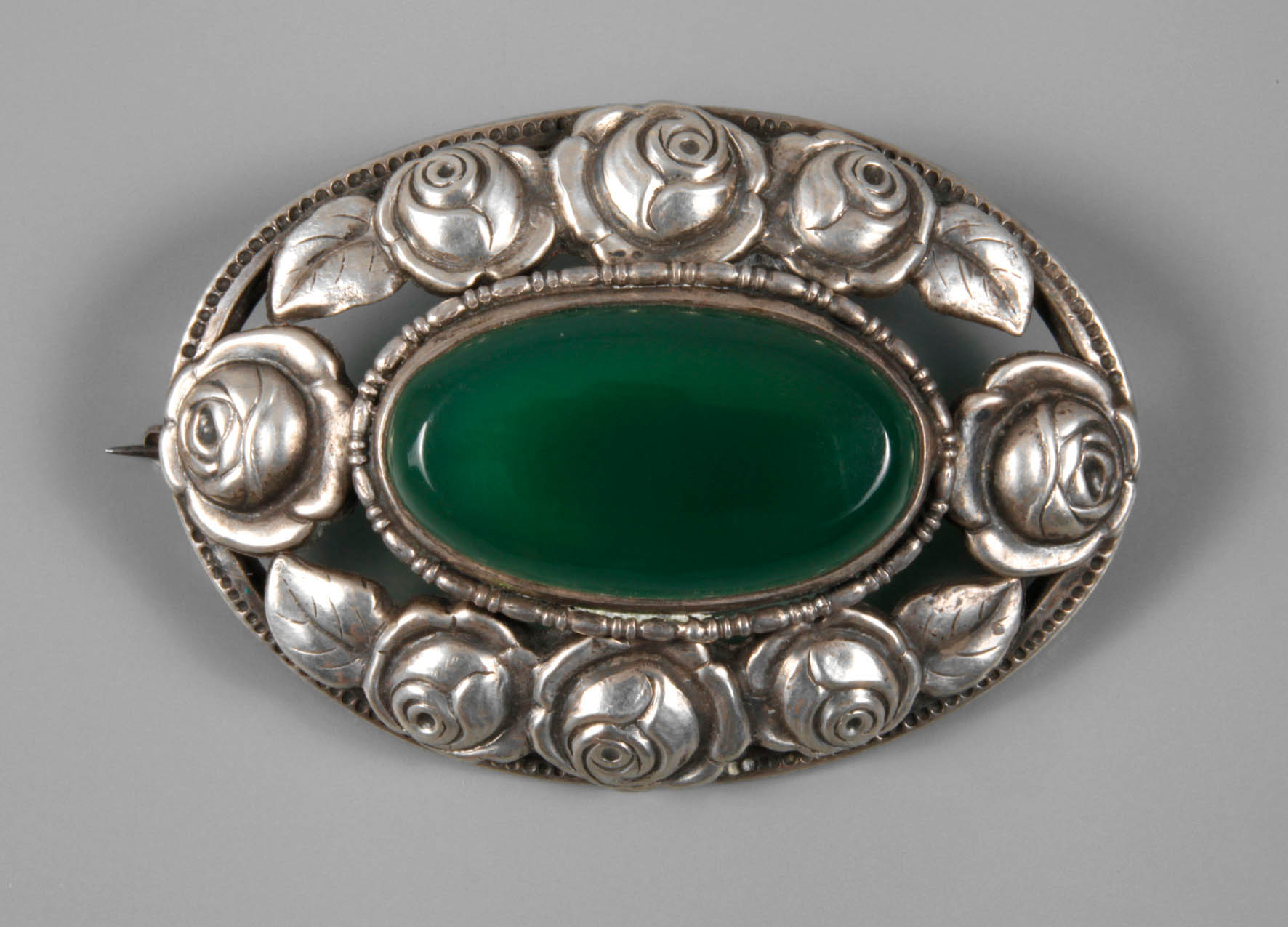 Brosche mit Rosendekor