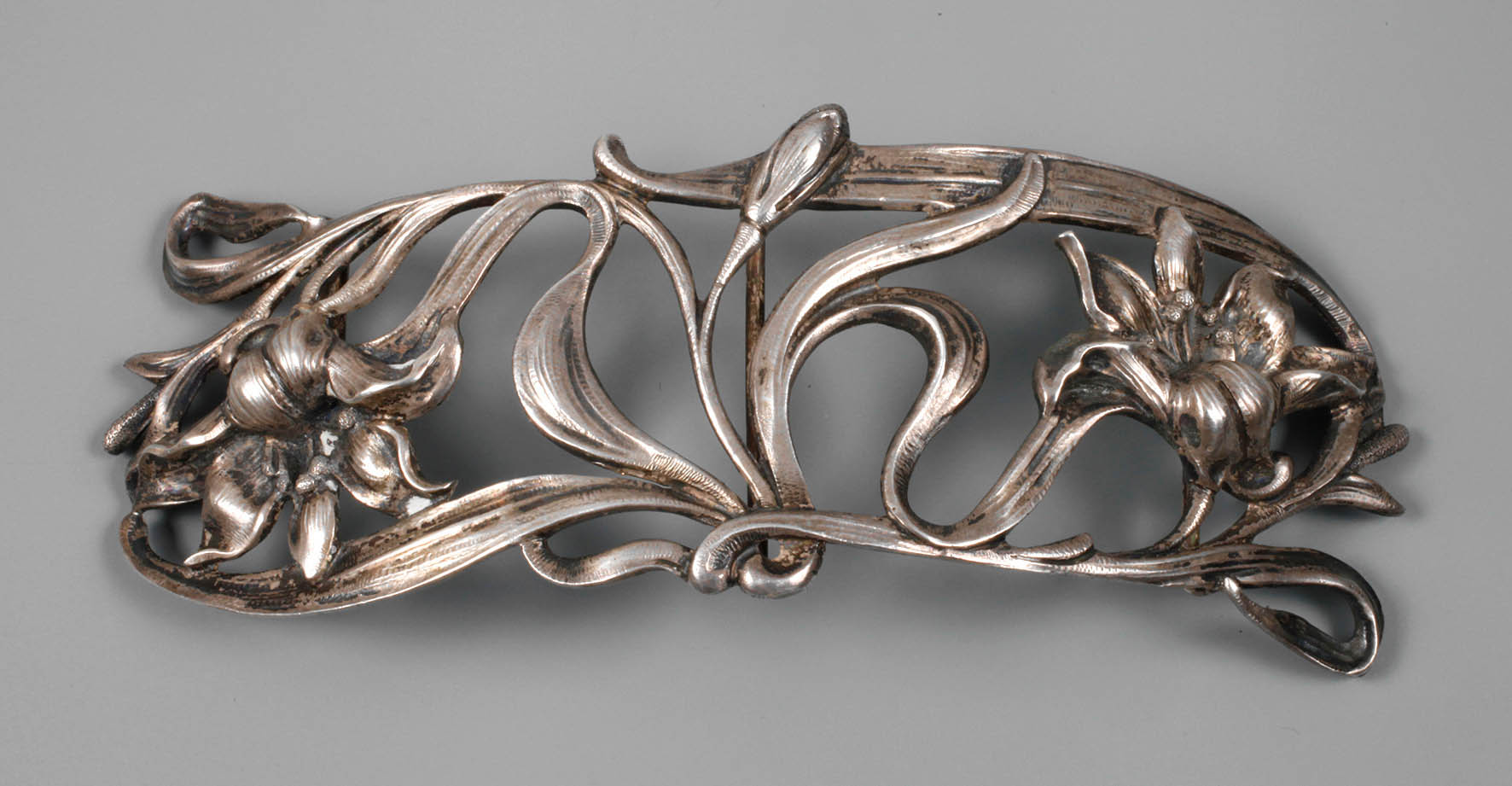 Gürtelschließe mit Blütendekor