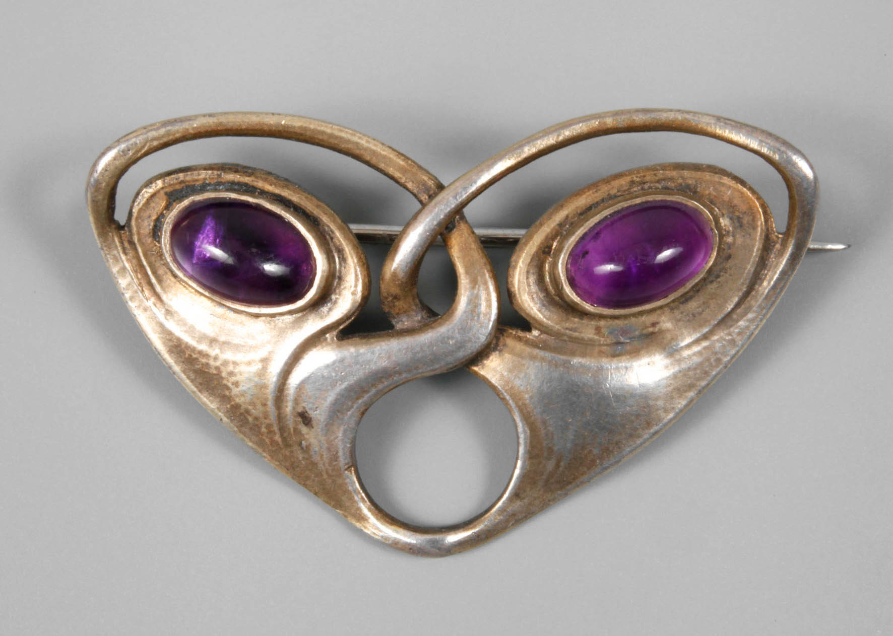 Theodor Fahrner attr., Silberbrosche mit Amethyst