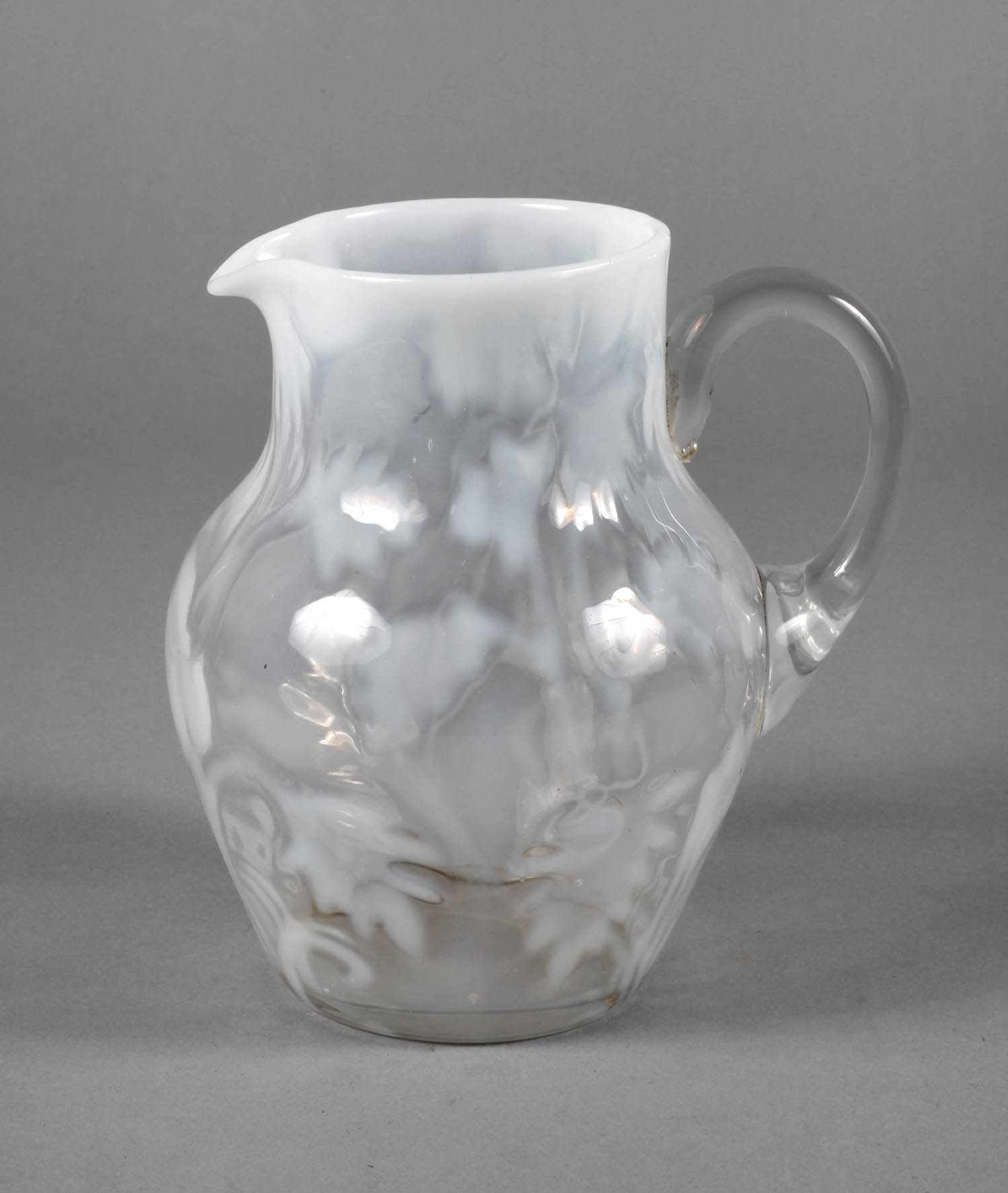 Schenkkanne mit Blattdekor