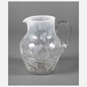 Schenkkanne mit Blattdekor