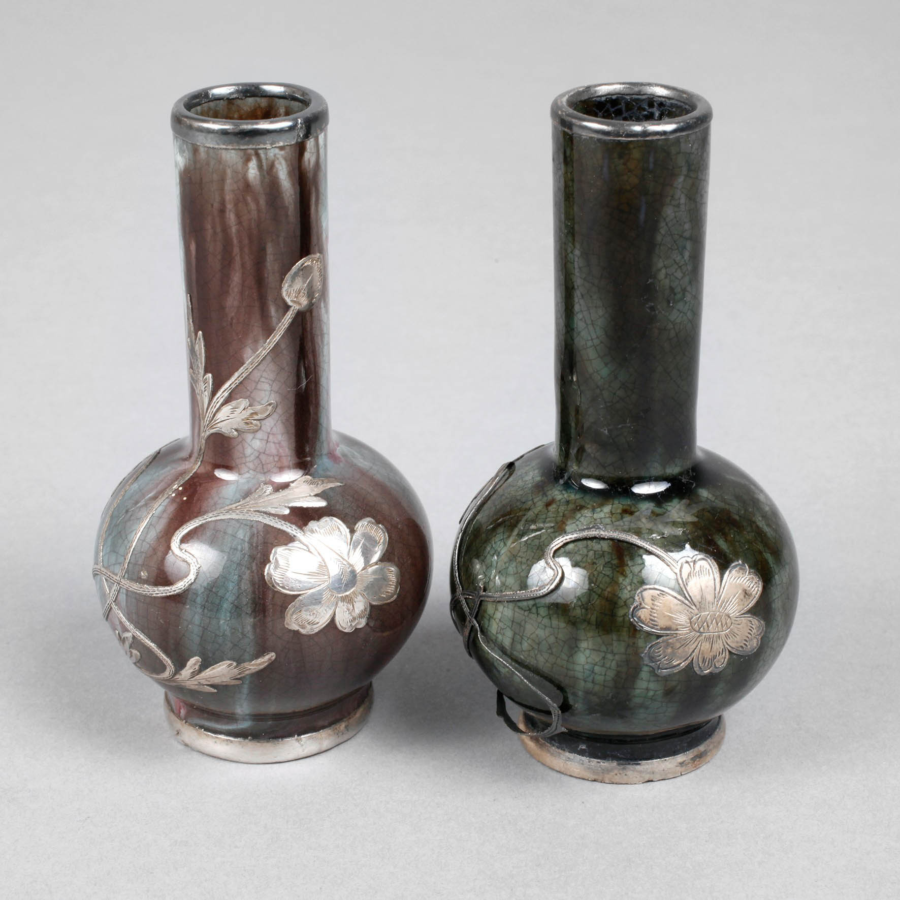 Zwei Miniaturvasen mit Silberauflage