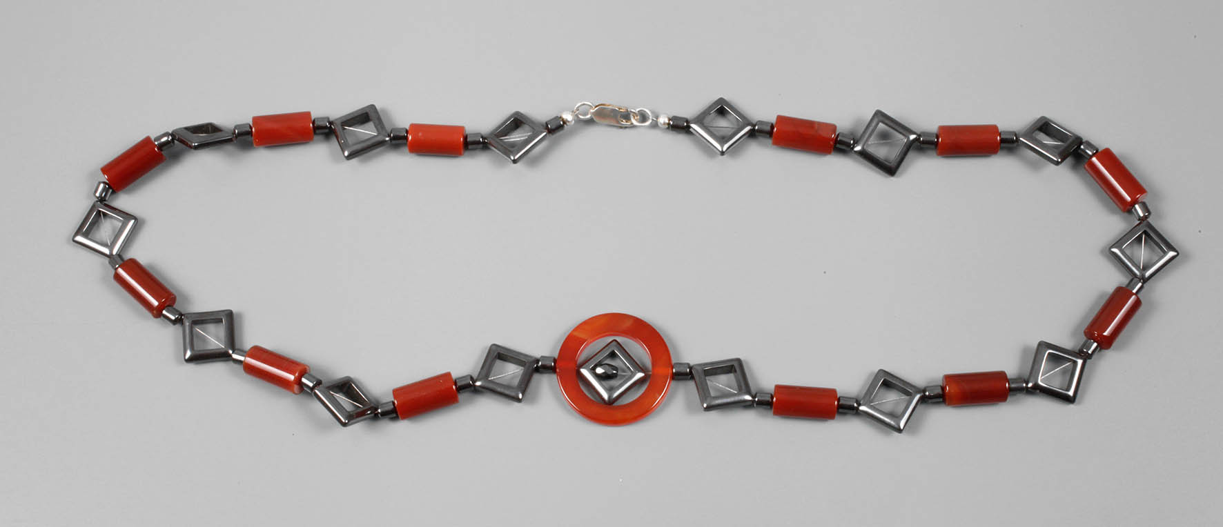 Collier aus Karneol und Hämatit