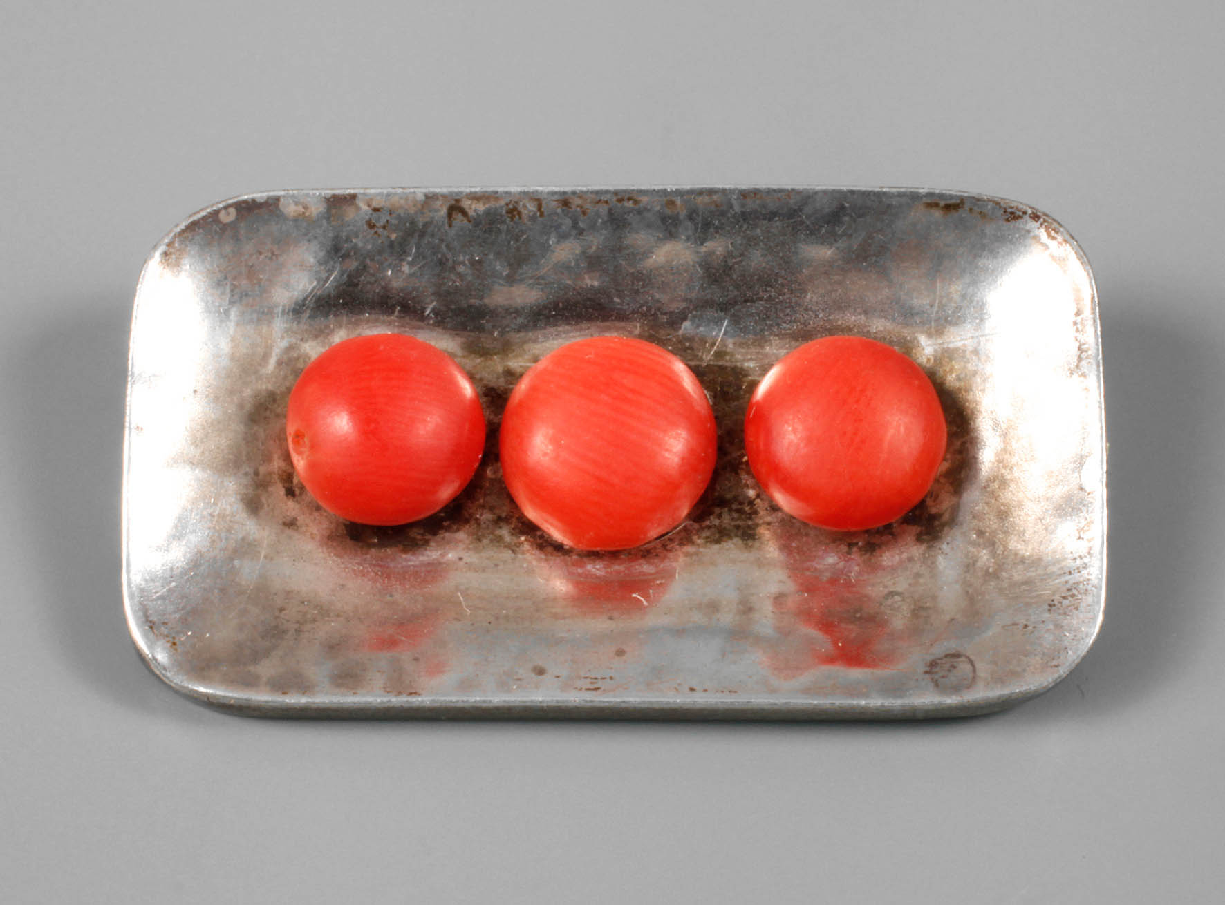 Silberbrosche mit Korallen