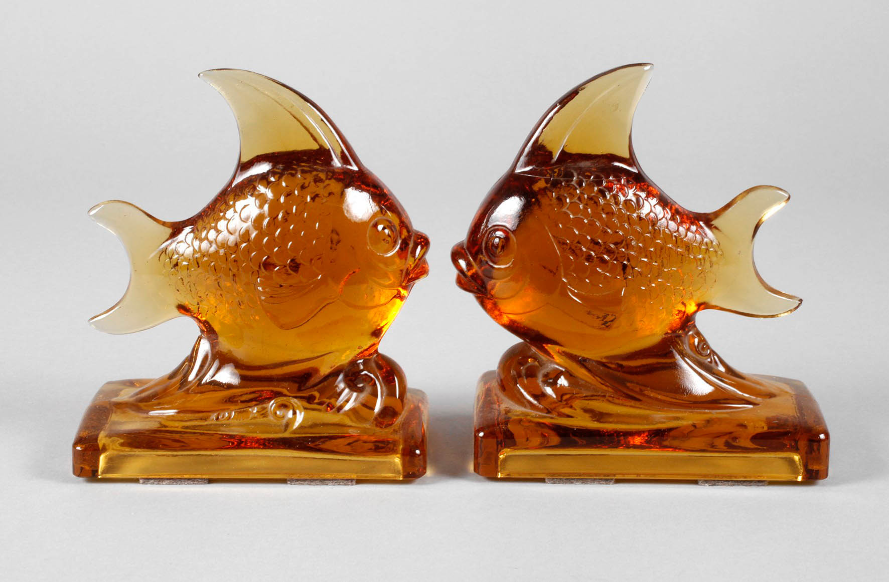 Paar Buchstützen als Fisch