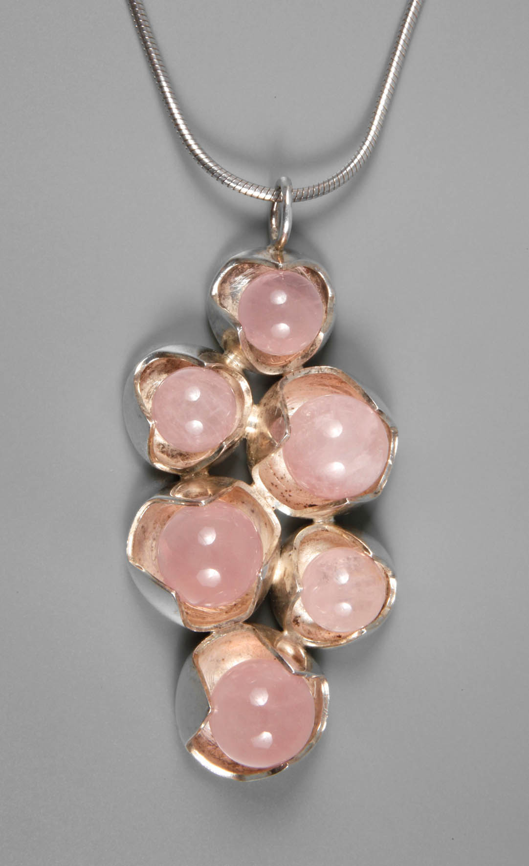 Designeranhänger mit Rosenquarzkugeln an Kette