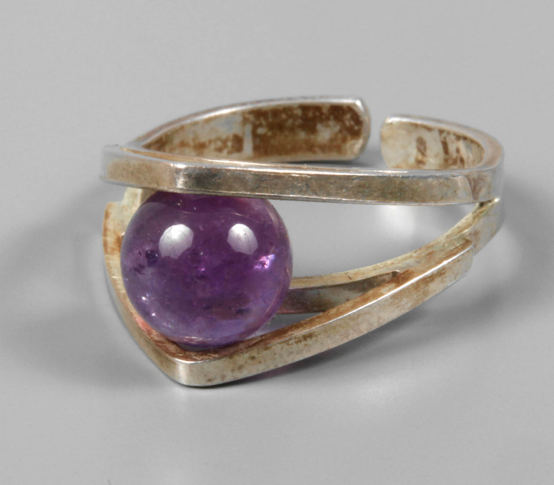 Designerring mit beweglichem Amethyst