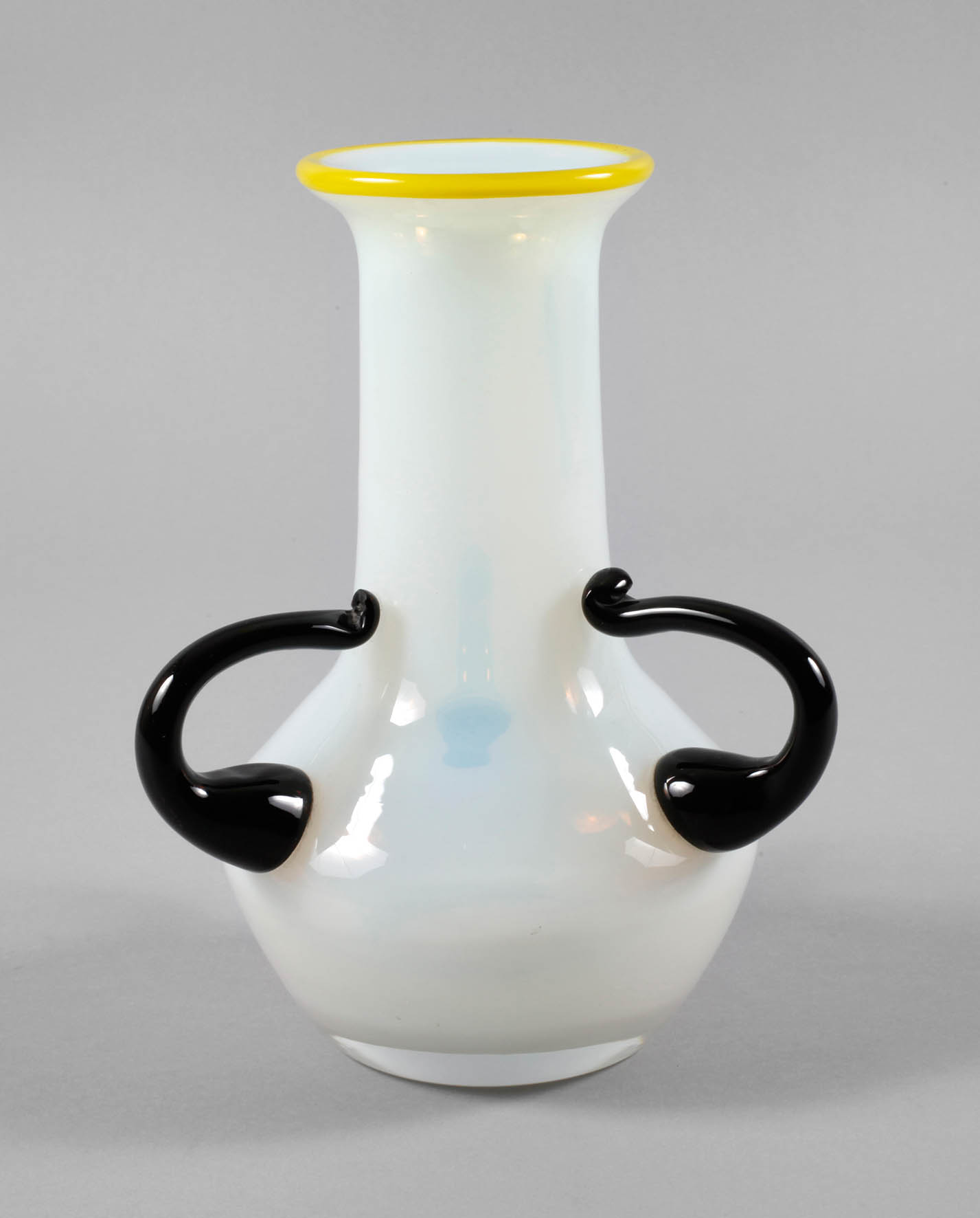 Drei-Henkel-Vase