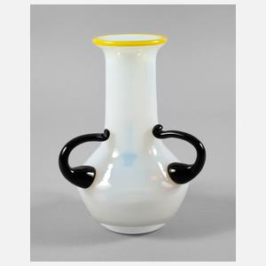 Drei-Henkel-Vase
